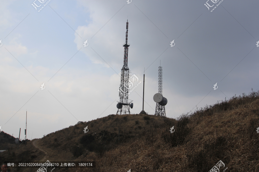 山上的发射塔