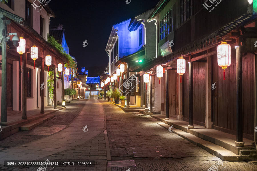 周庄古镇石板路夜景