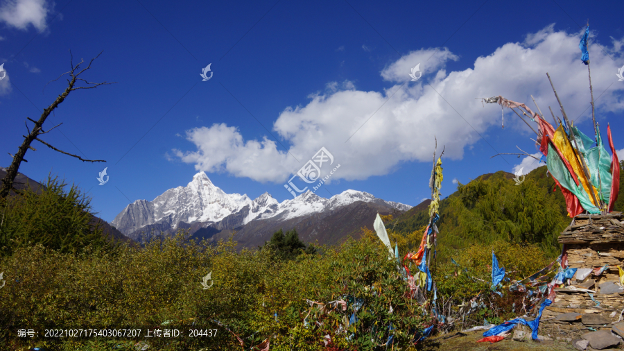 四姑娘山旗云经幡玛尼堆