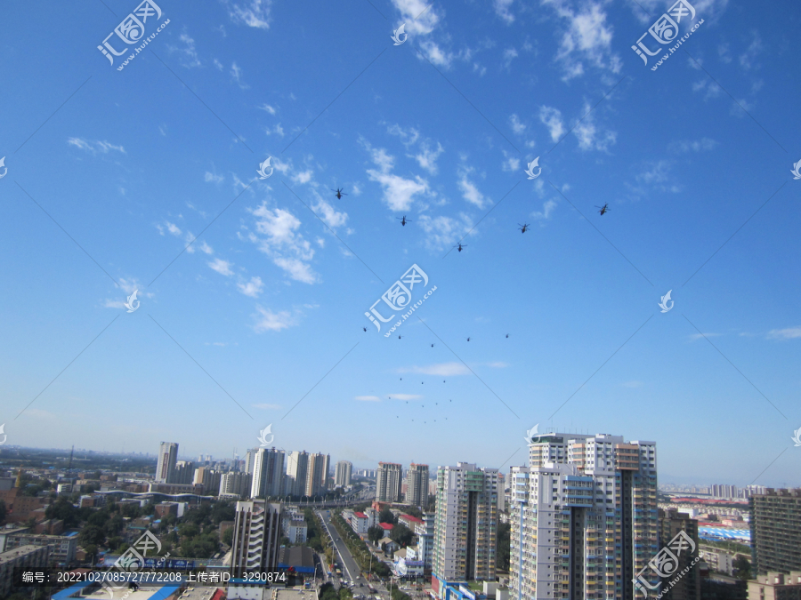 高空中飞过一排直升飞机