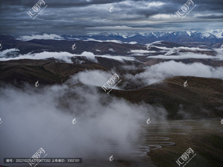 喜马拉雅山脉和盘山公路