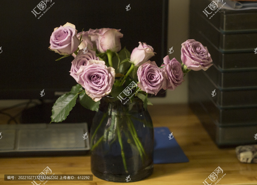 电脑桌边玫瑰花