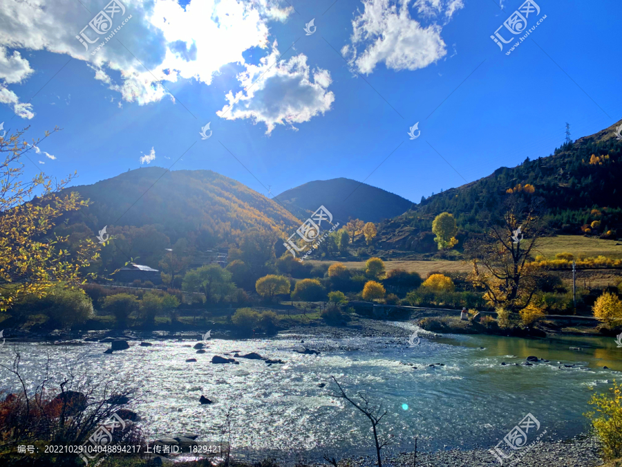 美丽的山地秋天风景