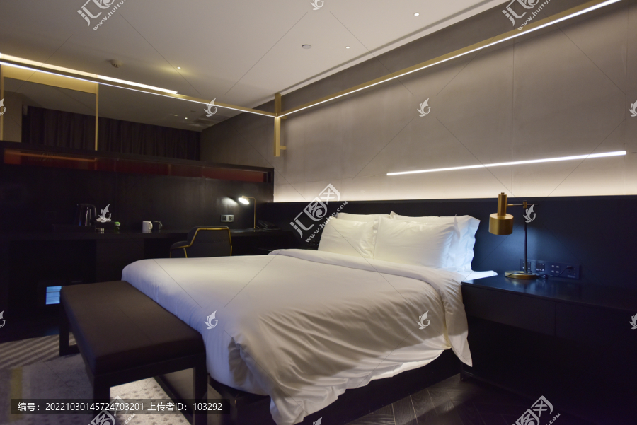 现代潮酷风格的大床房