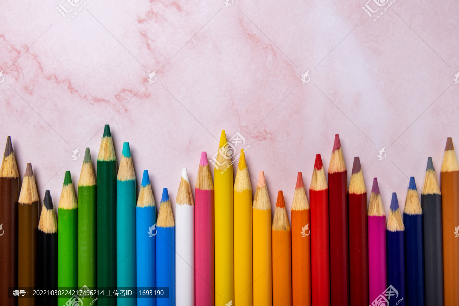 整齐排列的彩色铅笔