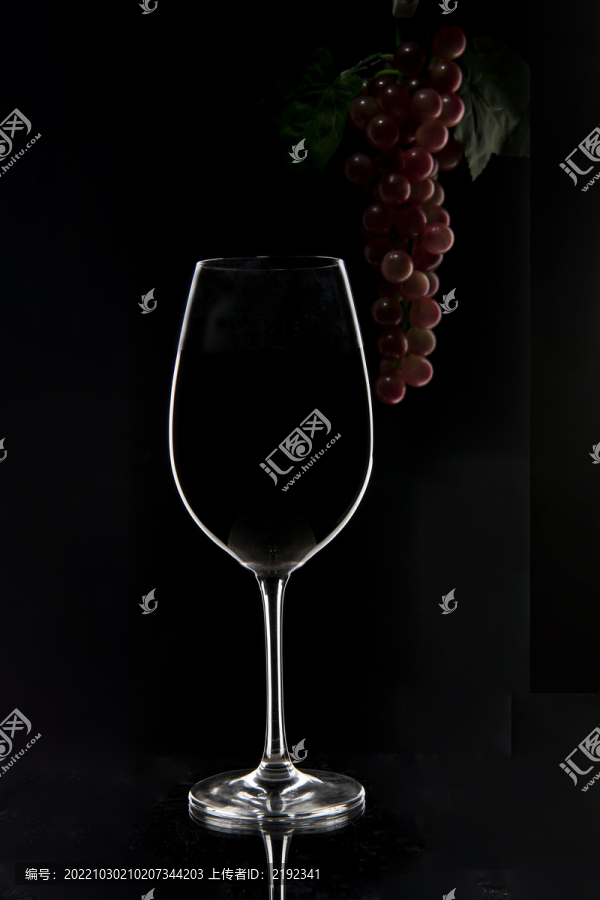 一杯红葡萄酒