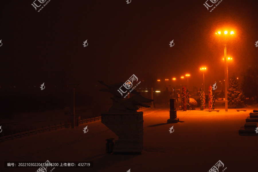 夜晚雪中城市公园