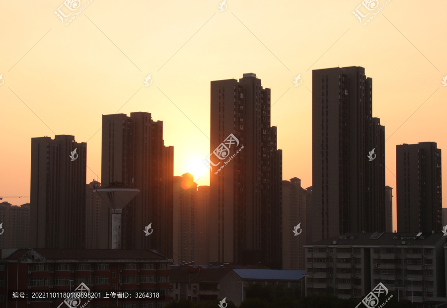 夕阳下的城市建筑