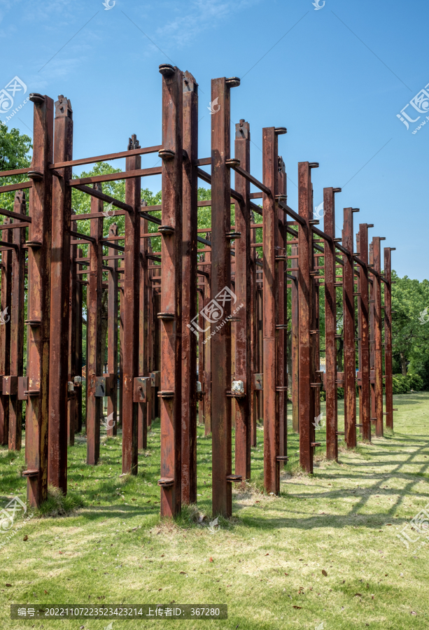 公园生锈的铁栏杆