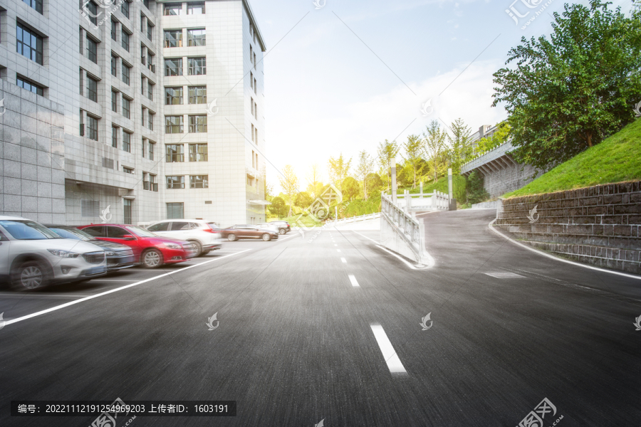 城市郊区干净的沥青道路