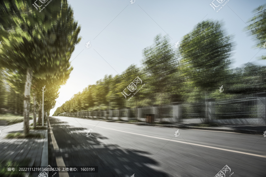 城市郊区干净的沥青道路