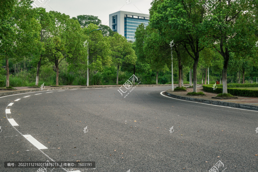 城市郊区干净的沥青道路