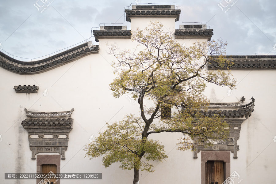 青瓦白墙古建筑