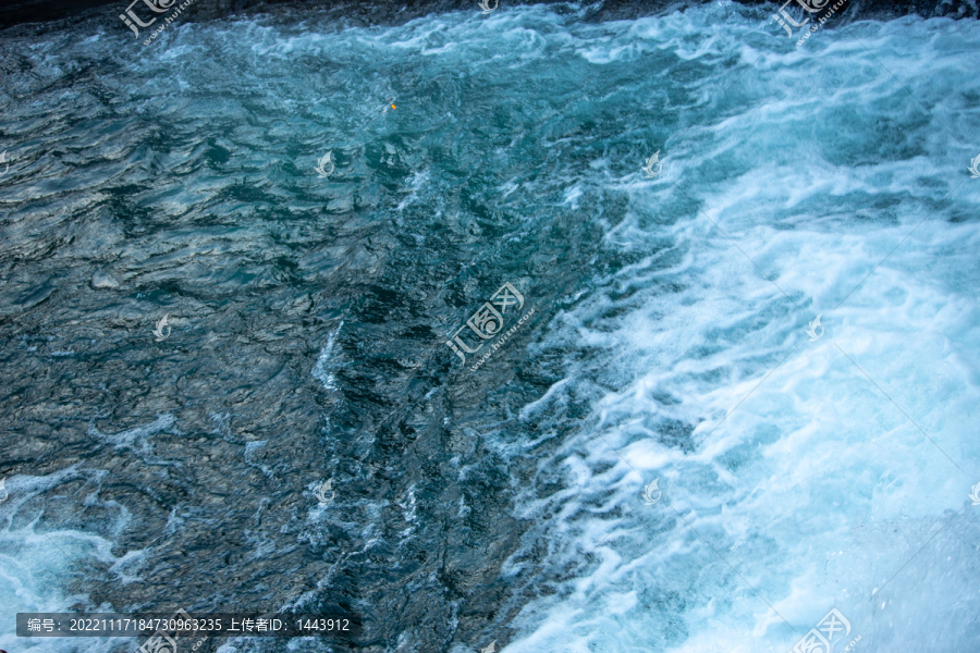 白色浪花河流水波纹