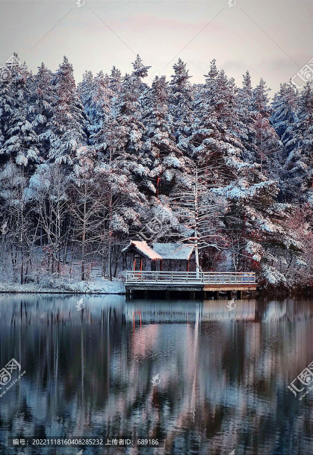 风雪湖畔