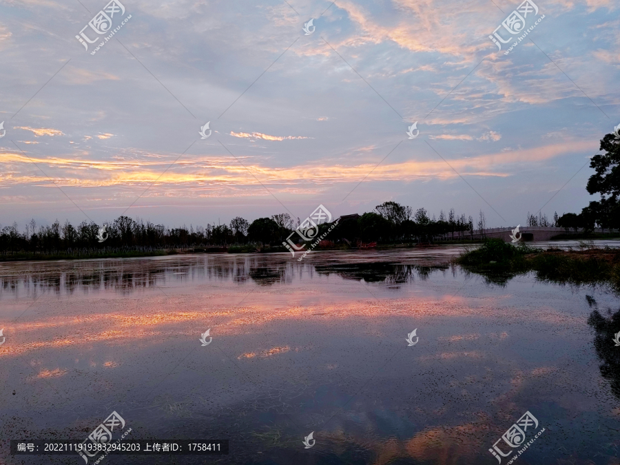 湖边红色晚霞美景