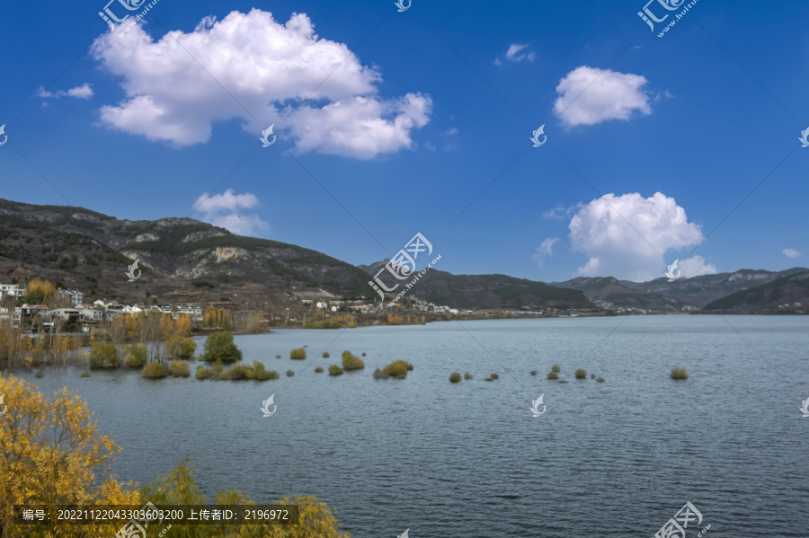 秋天的湖光山色图片