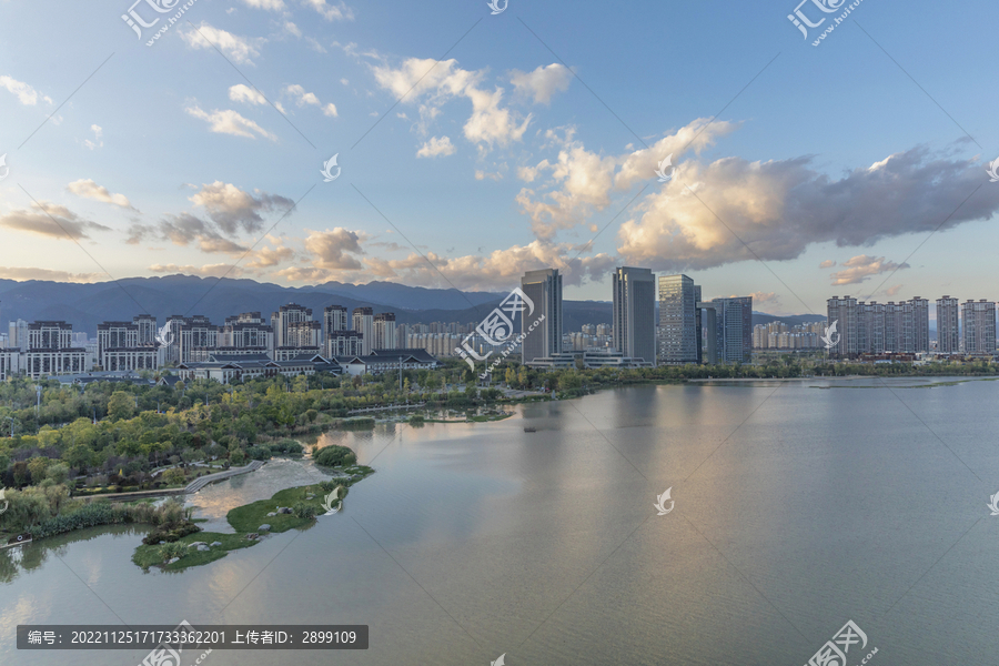 云南保山晚霞蓝天城市风景