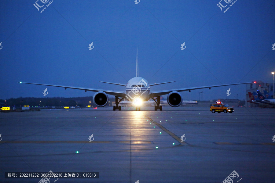开启起落架灯的波音777飞机