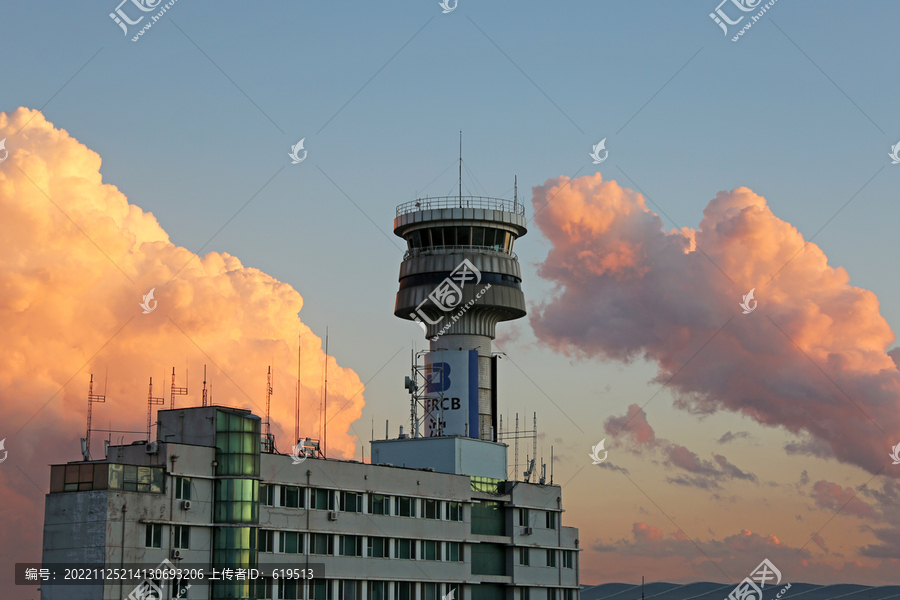 沈阳机场塔台和天空的云朵