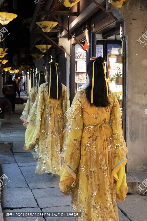 古镇汉服美女背影