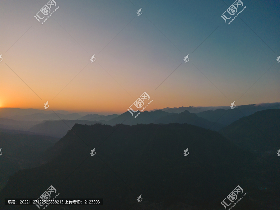 夕阳西下山峦倒影风景