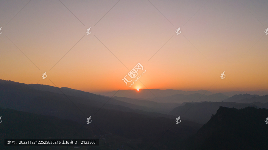 夕阳西下山峦倒影风景