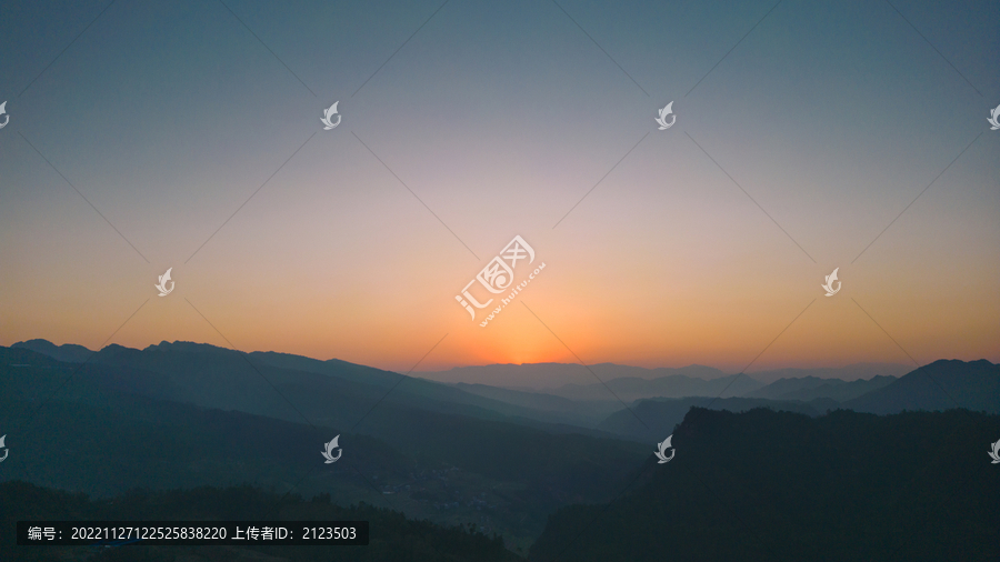 夕阳西下山峦倒影风景