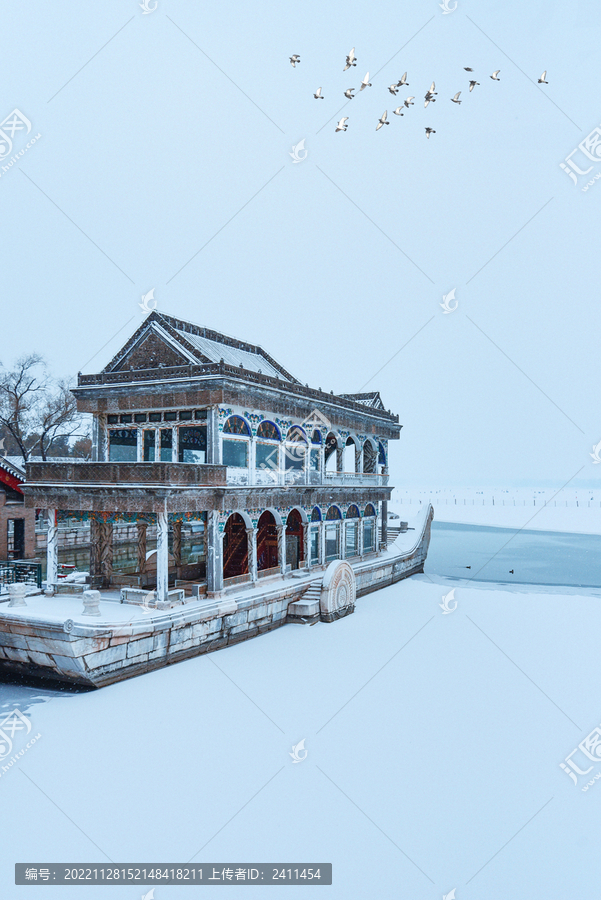 冬季下雪湖面雪景建筑大雪