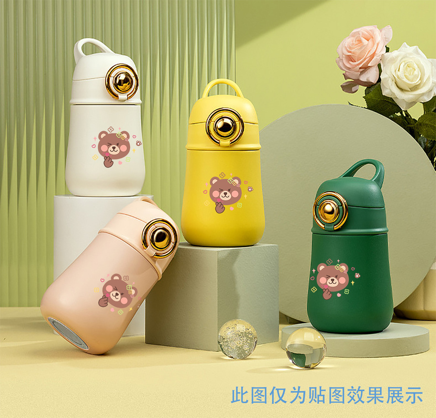 可愛卡通比心熊圖案