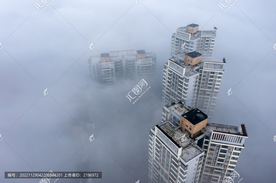 鸟瞰雾中的城市高层建筑