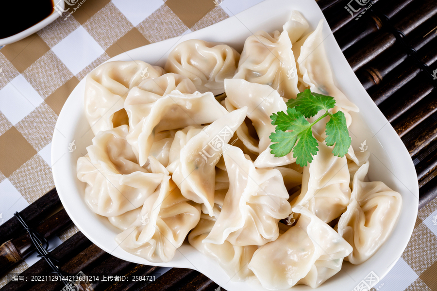 装在白色盘子里的水饺