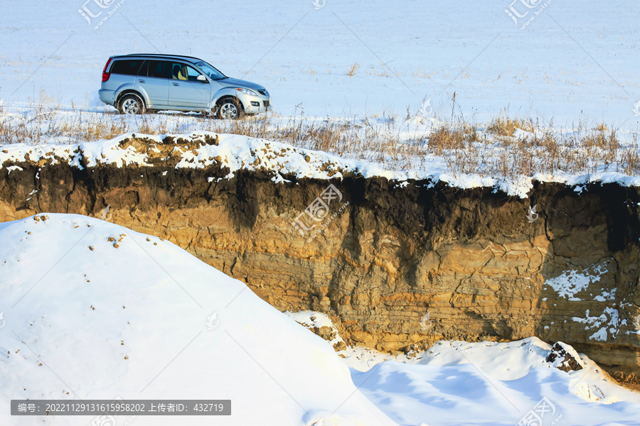 冬季雪原越野车