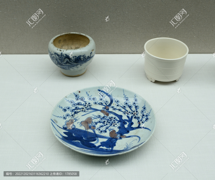 青花釉里红花鸟纹盘