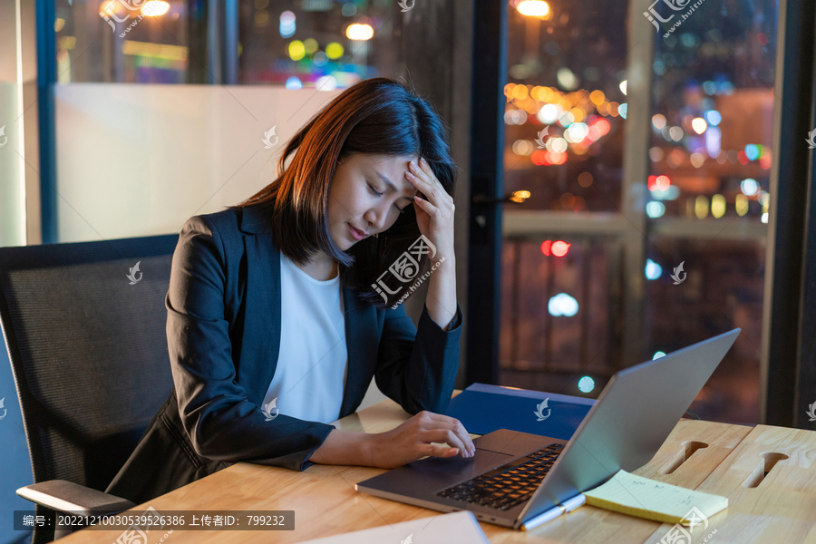 年轻商务女士在加班