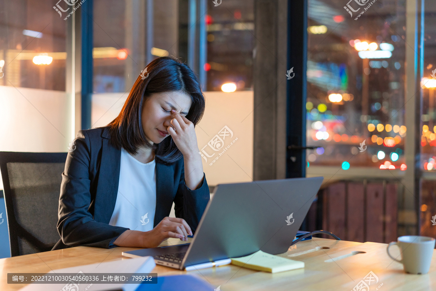 年轻商务女士在加班