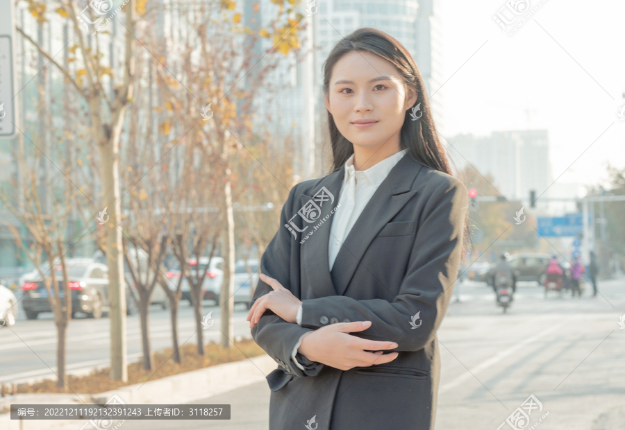 上班路上的西装女性