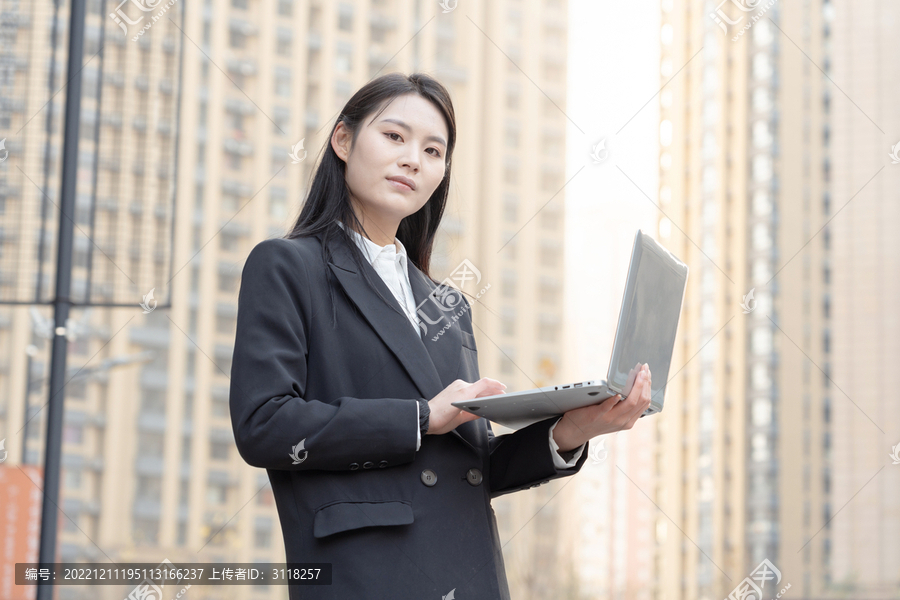 户外办公的商务青年女性