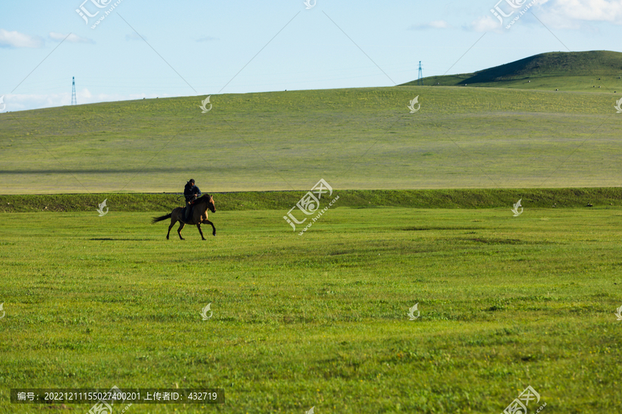 辽阔草原夏季牧场骑马