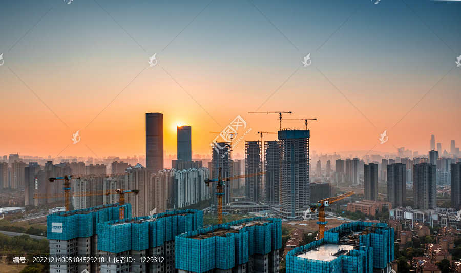 夕阳下城市建组施工吊机