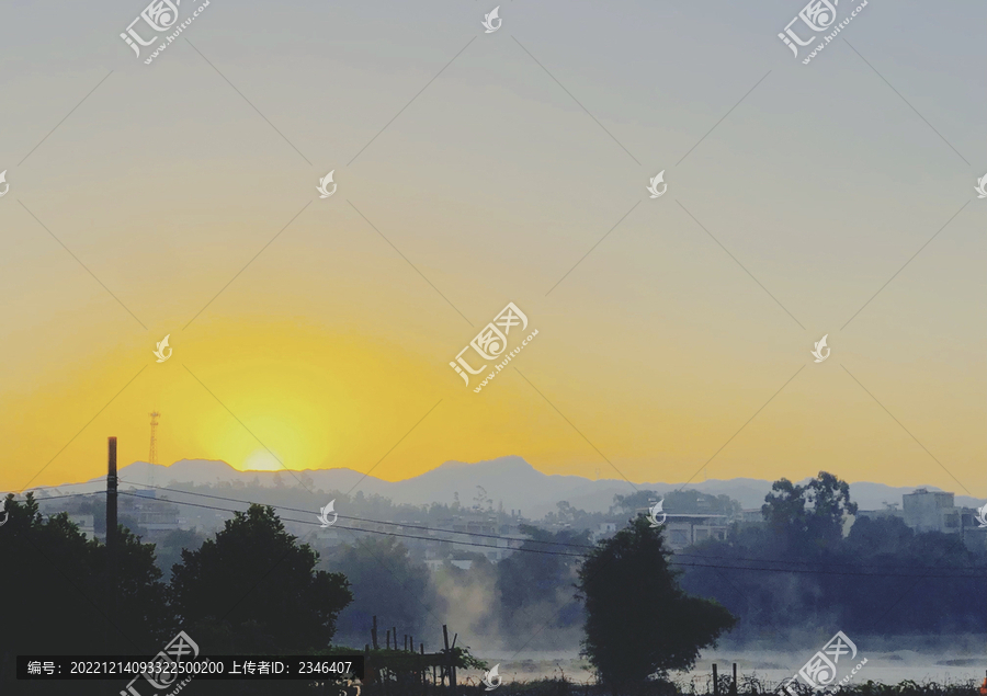 冬日早晨太陽出來的河邊