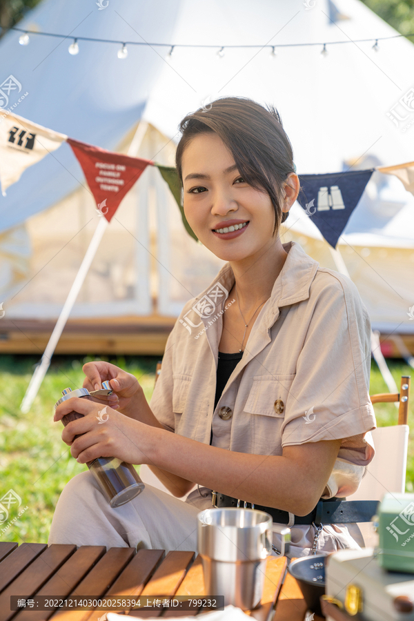 女孩坐天幕下研磨咖啡