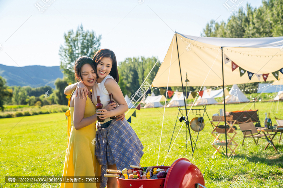 两个人在露营地野餐
