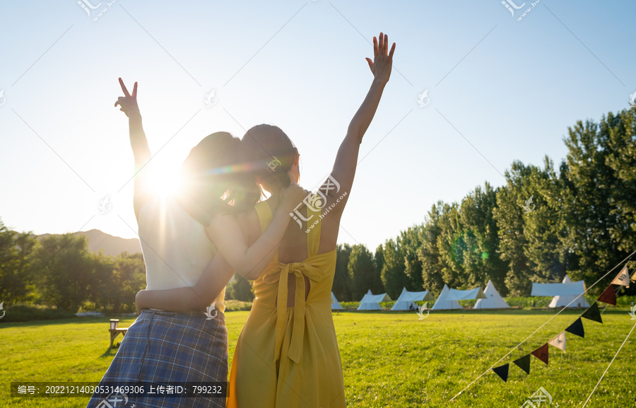 两个人在露营拥抱阳光