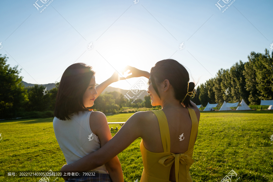 两个人在露营拥抱阳光