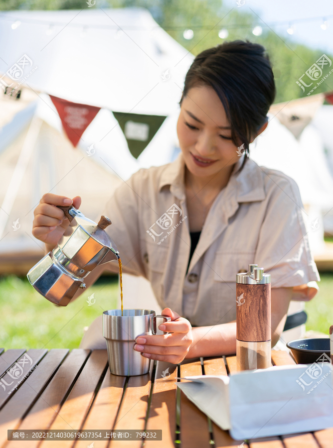 女孩坐天幕下煮咖啡