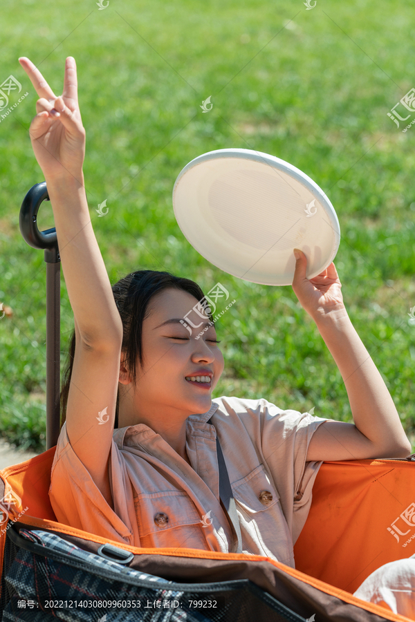 女孩坐在露营车里