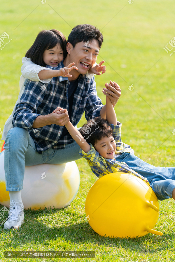 爸爸和孩子在草地上玩耍