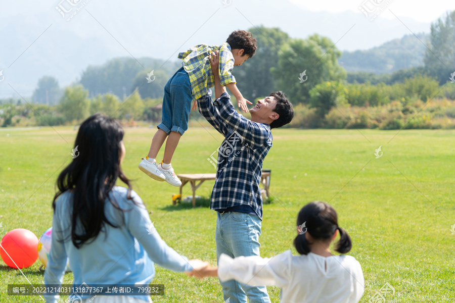 一家人在草地上开心地做游戏