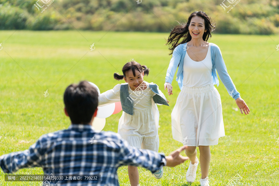 妈妈和女儿开心地跑向爸爸的怀抱